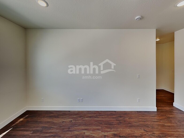 Building Photo - 1211 Redbud Dr