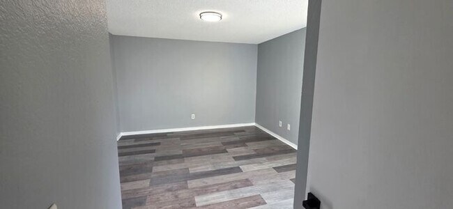 Building Photo - Beautiful 2-Bedroom Condo in Gated Venetia...