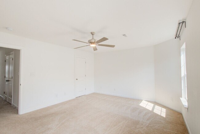 Building Photo - Like New End Unit Condo, 3 Bed 2.5 Bath