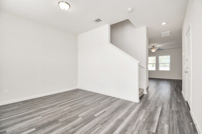 Building Photo - 7819 Royalwood Dr