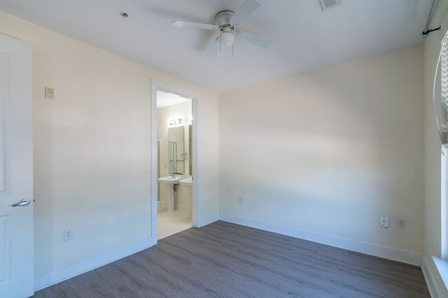 Building Photo - Wonderful 2bd/2bth uptown condo! lots of space in a beautiful building