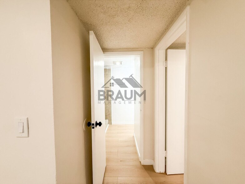 Building Photo - 5252 Hermitage Ave