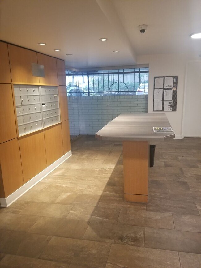 Building Photo - PARK PLACE 2 BEDROOM, 2 BATH CONDO - 1137 SQ. FT!