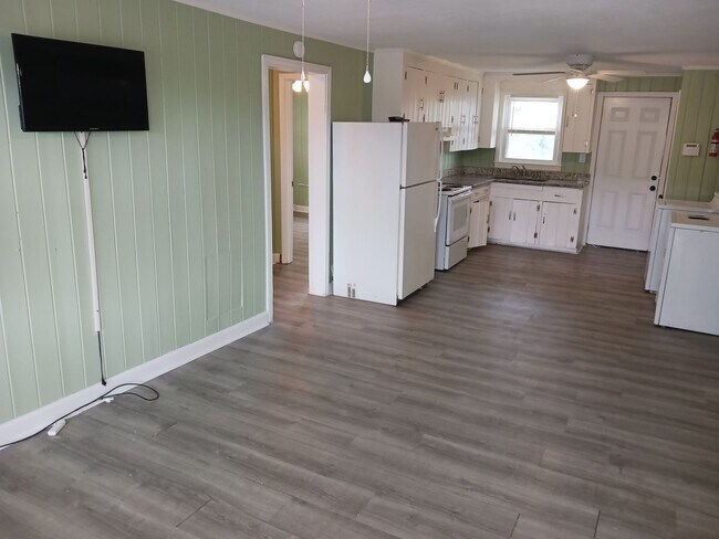 Building Photo - Walk to the Beach! Unfurnished, 2 Bedroom,...