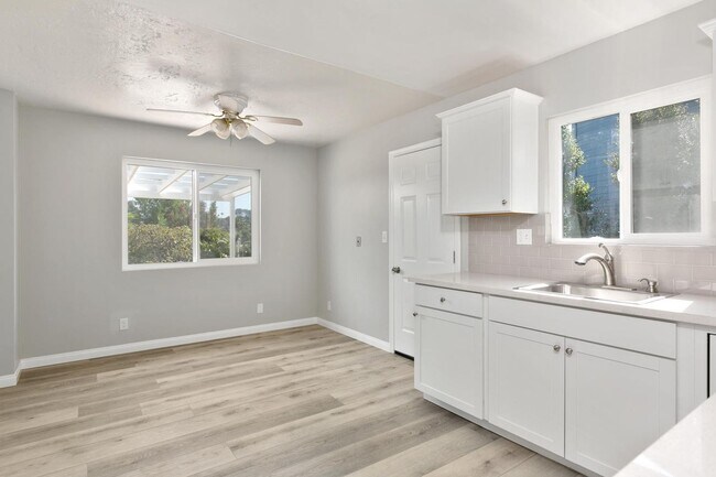 Building Photo - Remodeled Home with Views!