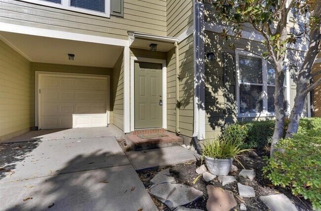 Building Photo - 730 Redwing Pl Dr