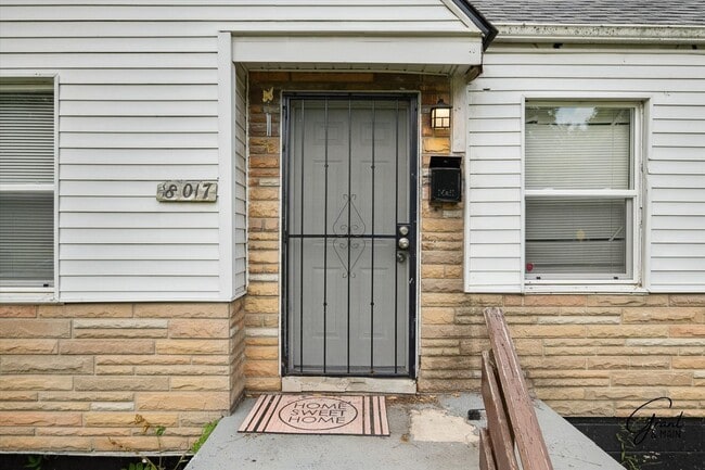 Building Photo - $1300 3 bedroom bungalow