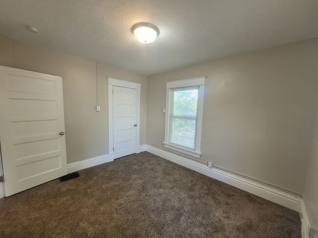 Building Photo - 6 Bedroom Home with large yard, washer/dry...