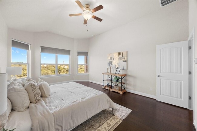 Building Photo - 5501 La Canada Wy