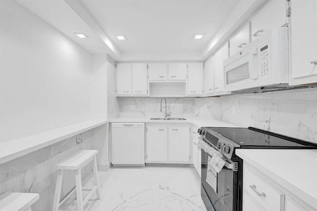 Building Photo - 3800 N Hills Dr