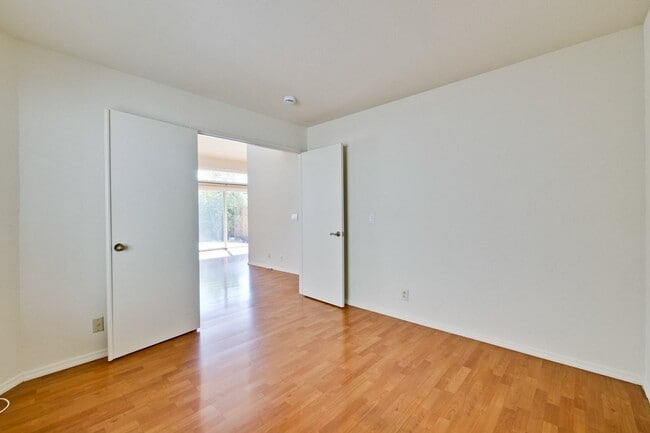 Building Photo - Hardwood Floors- A/C- Full Bedroom and Bath on First Floor: Fresh Paint