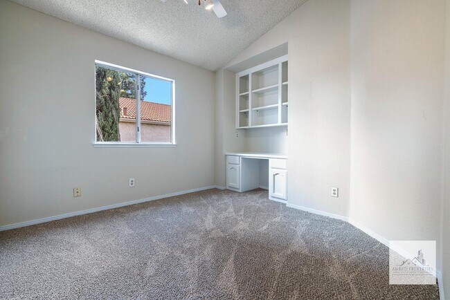 Building Photo - 805 E Buckhill Rd