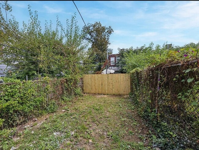 Building Photo - 1343 N Allison St