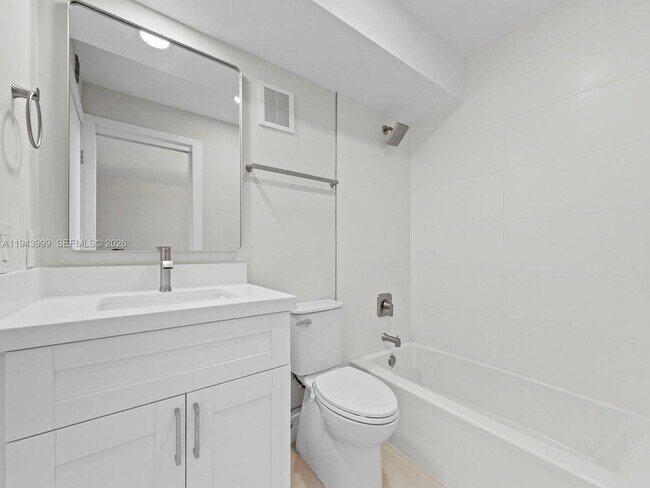 Building Photo - 10825 SW 112th Ave