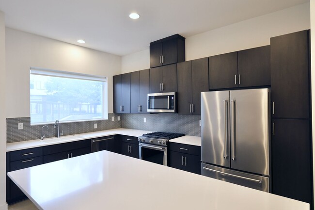 Building Photo - Gorgeous 2 Story Townhome in the Heart of ...