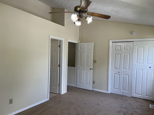 Building Photo - 5765 Wells Cir