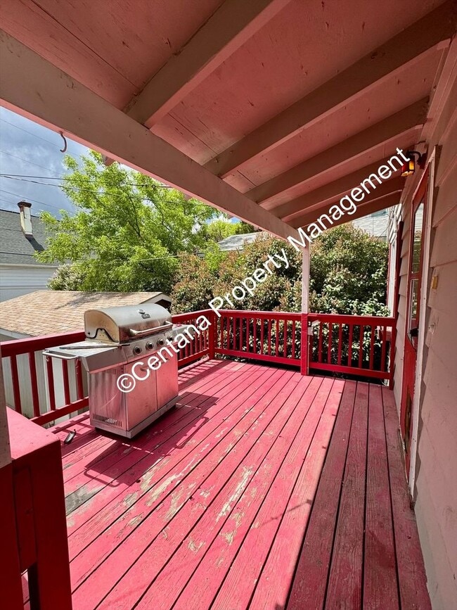 Building Photo - 5 bedroom 3 bath house with fenced yard