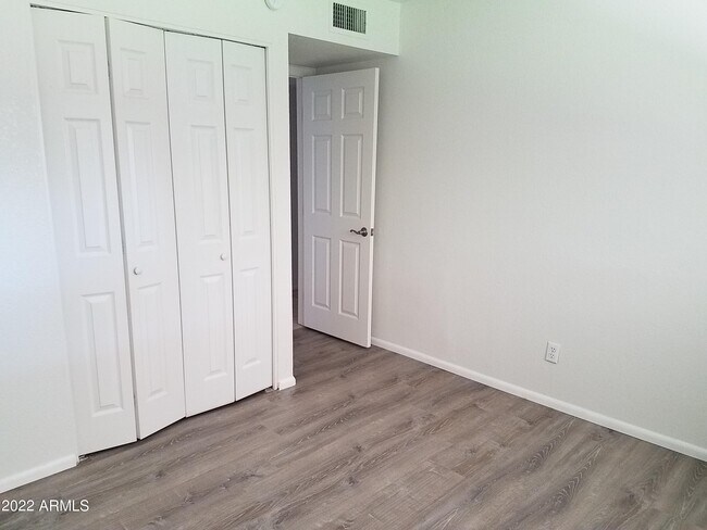 Building Photo - 6401 E Parkview Dr
