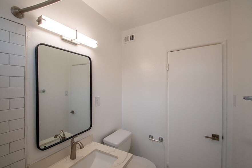 Building Photo - 4565 Hazeltine Ave