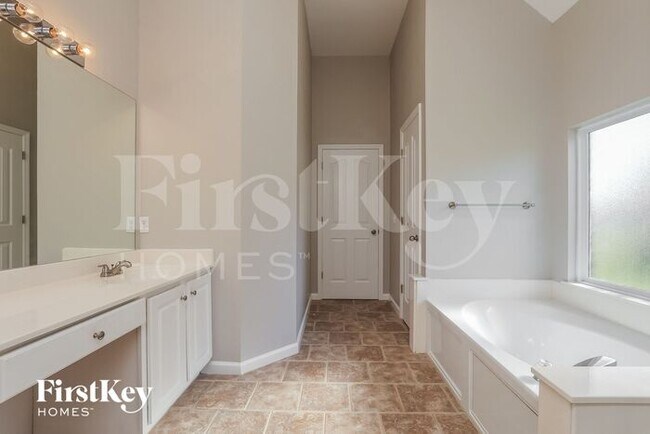 Building Photo - 4006 Summit Dr