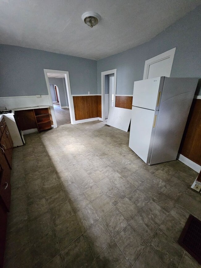 Building Photo - Lower 2 bedroom unit ALL UTILITIES INCLUDED