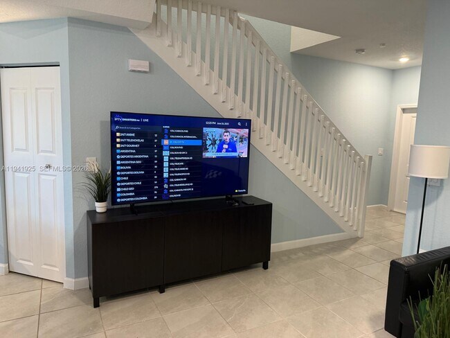 Building Photo - 887 NE 211th St