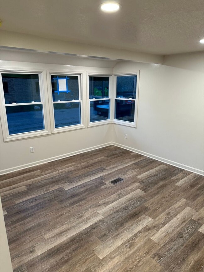 Building Photo - LEO  3 BR 1 Bath