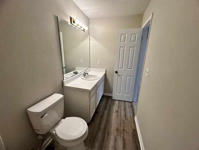 Building Photo - Freshly renovated 2BR 2.5BA Townhome