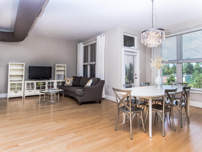 Open-plan living with a dining and living area - 300 Finsbury St