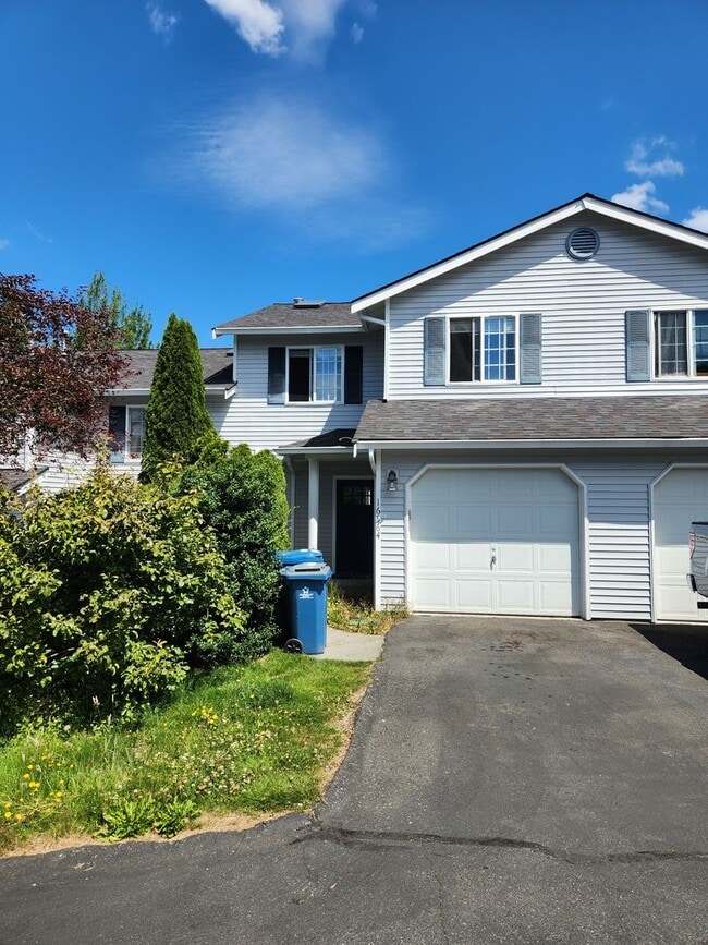 Building Photo - Beautiful 2 bed 2.5 bath Townhome Monroe $2545/mo