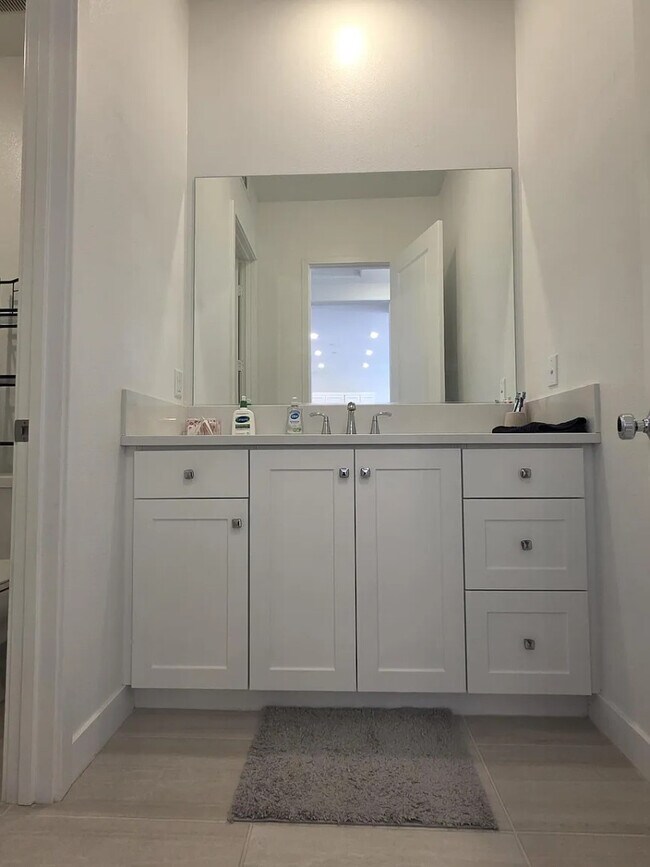 Building Photo - Bright 1-Bed Top-Floor Haven w/ In-Unit Laundry, Central AC & Attached Garage – Valencia