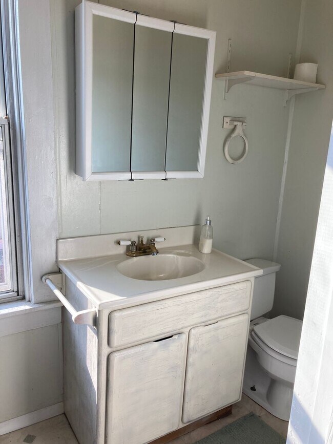 Building Photo - Three Bedroom Single-Family Home Close To ...