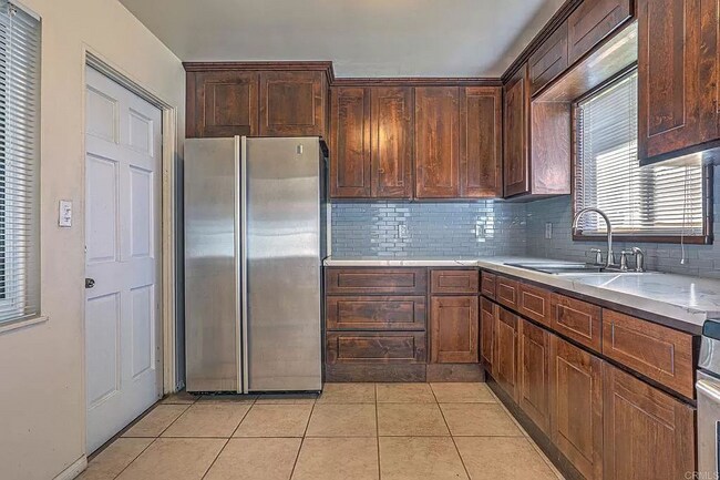 Building Photo - This 1 bedroom, 1 bath condo is at walking...