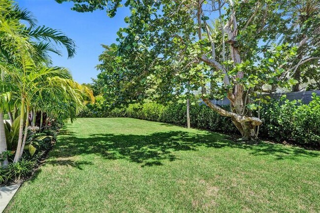 Building Photo - 2800 Banyan Blvd Cir NW