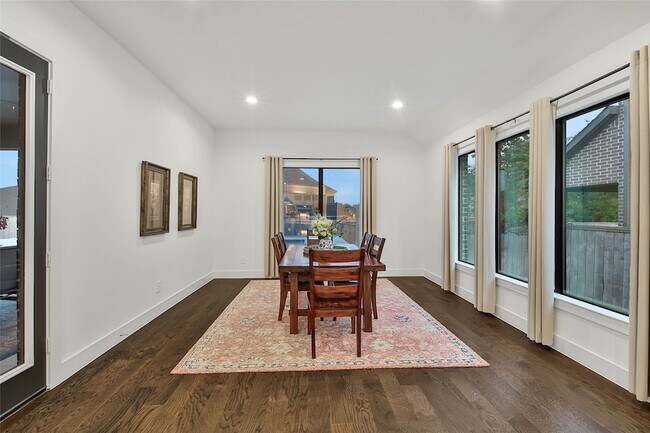 Building Photo - 1015 Oak Briar Ln