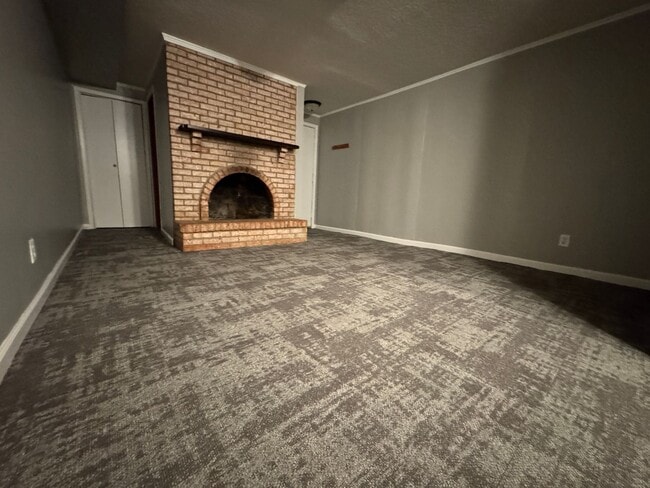 Building Photo - Stunning 3 Bedroom 2 Bathroom Home in Burn...