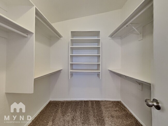 Building Photo - 8027 W Laurel Ln