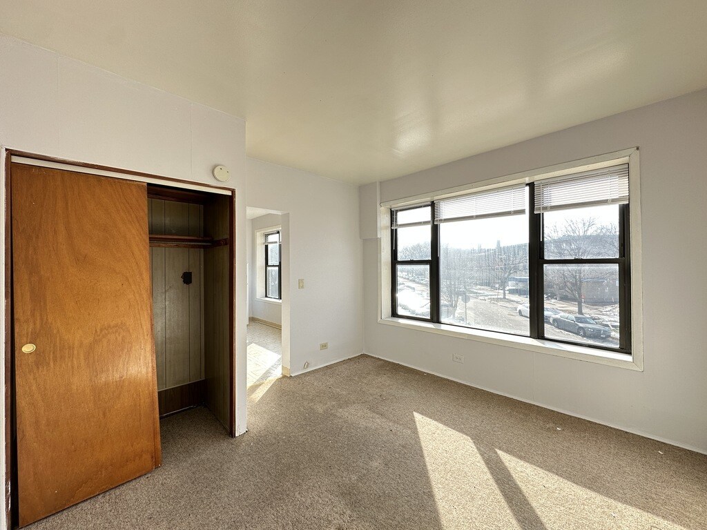 Building Photo - 4393 N Elston Ave