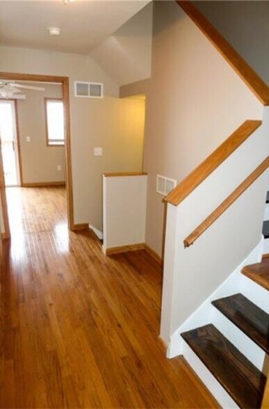 Building Photo - 20 E Amanda Ave