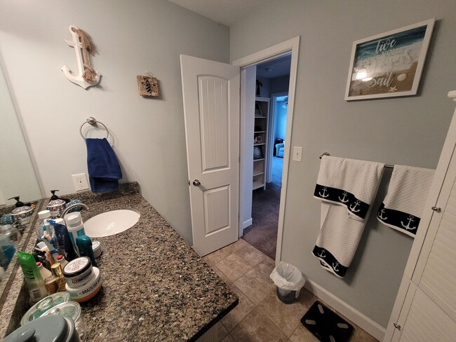 Building Photo - Beautiful & Spacious 4 bedroom, 2.5 bath h...