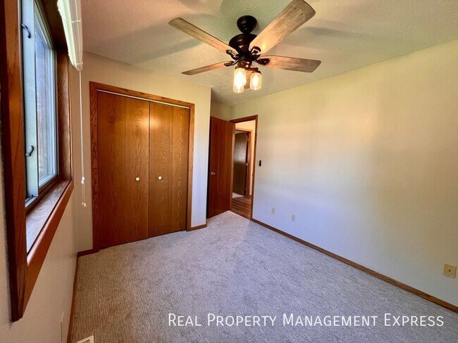 Building Photo - Beautiful 3 Bed 2 Bath House in West Sioux...