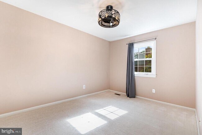 Building Photo - 2168 Mayflower Dr