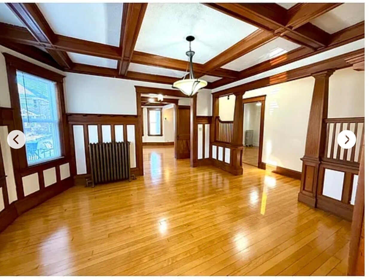 Building Photo - 389 School St