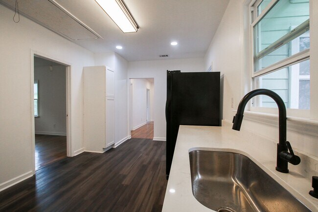 Building Photo - Spacious 4 Bedroom, 2.5 Bath Home in Savan...