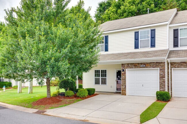 Building Photo - Beautifully maintained 3-bedroom, 3 bath e...