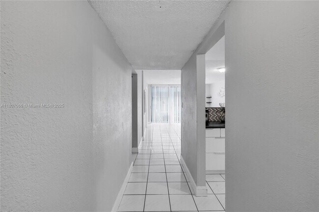 Building Photo - 10000 NW 80th Ct