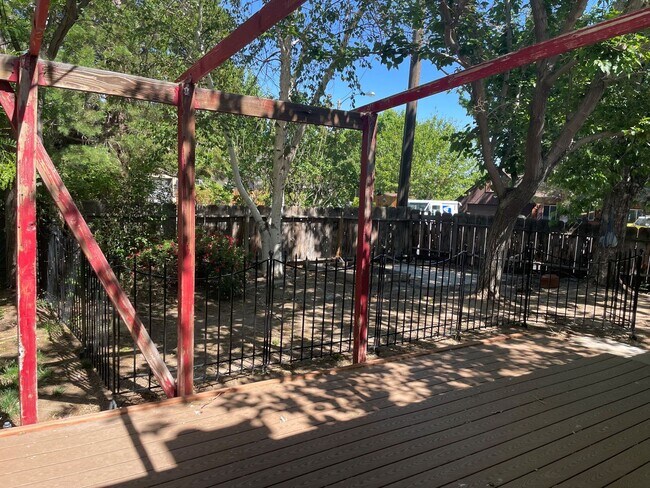 Building Photo - 3 Bedroom Home Close to UNR