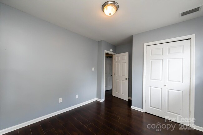 Building Photo - 4713 Belle Plaine Dr