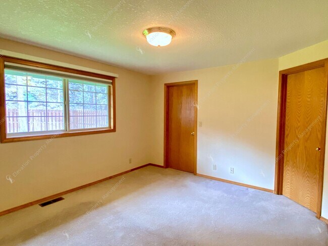 Building Photo - 3081 NE Purcell Blvd