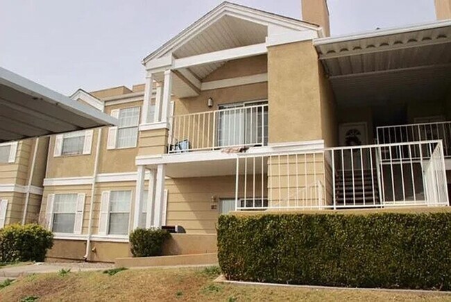 Building Photo - Charming 2 Bedroom Condo with Great Amenit...